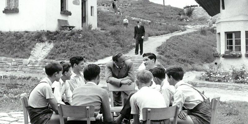 1953: Kinderdorf-Gründer Hermann Gmeiner unterhält sich mit Kindern im ersten SOS-Kinderdorf. - Foto: Handout/SOS-Kinderdörfer/dpa