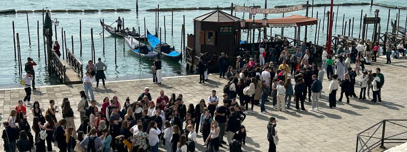 Eine Gruppe von Touristen vor dem Dogenpalast im Zentrum von Venedig. - Foto: Christoph Sator/dpa