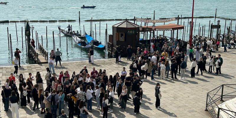 Eine Gruppe von Touristen vor dem Dogenpalast im Zentrum von Venedig. - Foto: Christoph Sator/dpa