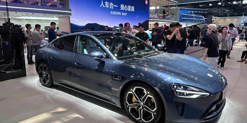 Der SU7 des chinesischen Handyherstellers Xiaomi steht auf der Automesse in China. - Foto: Jörn Petring/dpa