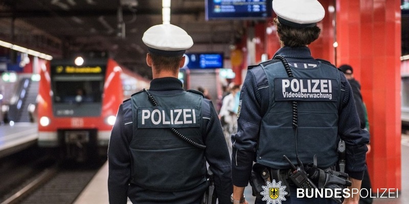Bundespolizeidirektion München: Alkoholisierter S-Bahn-Surfer / Bundespolizei warnt vor lebensgefährlichem Unsinn! - Foto: presseportal.de
