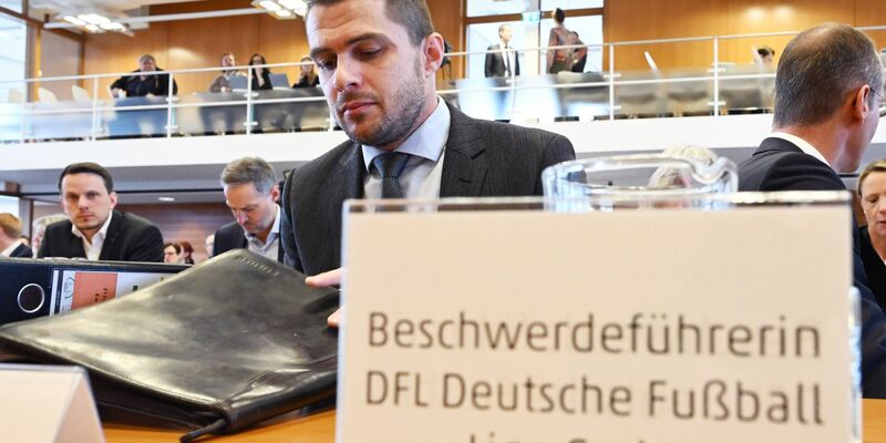 DFL-Geschäftsführer Marc Lenz wartet im Bundesverfassungsgericht auf den Beginn der Verhandlung. - Foto: Uli Deck/dpa
