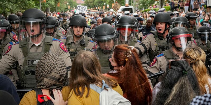 Texas State Troopers versuchen einen pro-palästinensischen Protest an der University of Texas aufzulösen. - Foto: Jay Janner/Austin American-Statesman/AP/dpa
