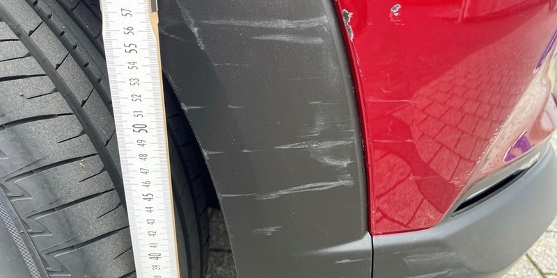 POL-PDKL: Wer hat den roten Mazda beschädigt? - Foto: presseportal.de