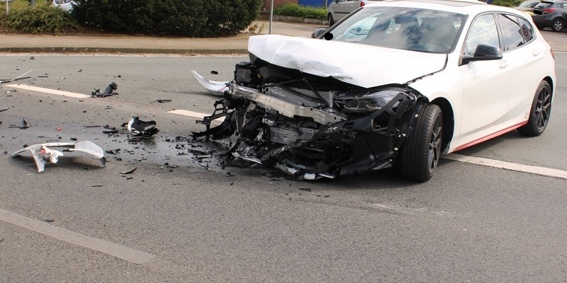 POL-MI: BMW bei Unfall stark beschädigt - Foto: presseportal.de