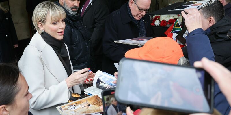 Fürstin Charlène und Fürst Albert II. von Monaco kommen am Hotel Vier Jahreszeiten an. - Foto: Christian Charisius/dpa
