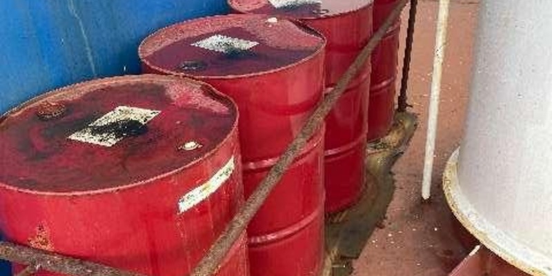 WSPI-OLD: Wasserschutzpolizei findet rostige Altölfässer auf einem Seeschiff in Nordenham - Foto: presseportal.de