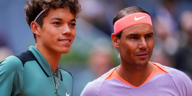 Rafael Nadal (r) erteilte dem erst 16 Jahre alten US-Amerikaner Darwin Blanch in Madrid eine Lehrstunde. - Foto: Manu Fernandez/AP/dpa
