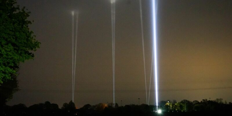 Bei der Suche nach einem vermissten Sechsjährigen wurden sogenannte Skybeamer eingesetzt. - Foto: Jonas Walzberg/dpa