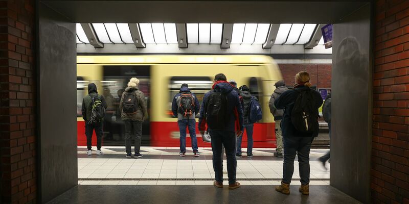 Mehr als die Hälfte der großen Unternehmen in Deutschland bietet das 49-Euro-Abo ihren Beschäftigten als Jobticket vergünstigt an. - Foto: Jörg Carstensen/dpa