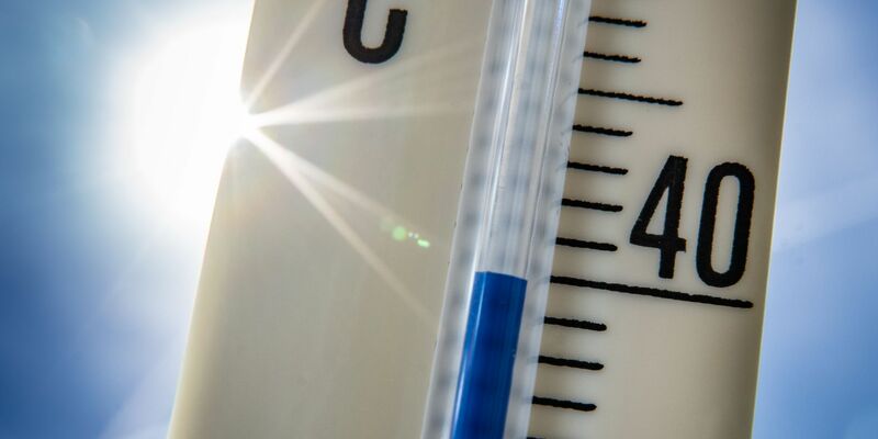 Rund 69 Prozent der Beschäftigten sehen einer Umfrage zufolge eine Einschränkung ihrer Leistung durch extreme Temperaturen. - Foto: Frank Rumpenhorst/Deutsche Presse-Agentur GmbH/dpa