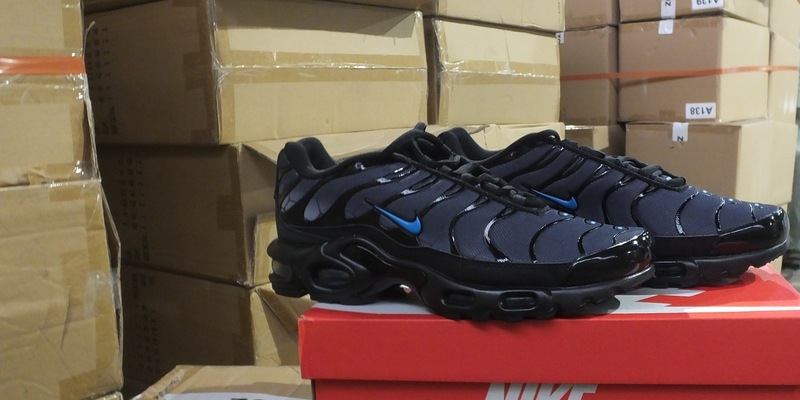 HZA-HH: Hamburger Zoll stoppt Markenpiraterie//Über 15.000 Stück gefälschte Nike-Schuhe vernichtet - Foto: presseportal.de