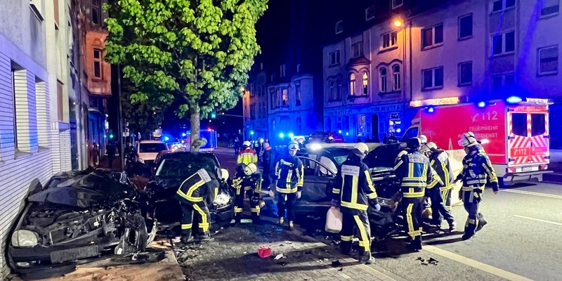 FW-BO: Schwerer Verkehrsunfall auf der Herner Straße in Riemke - Vorbildliche Ersthelfer aber auch Probleme durch Schaulustige - Foto: presseportal.de