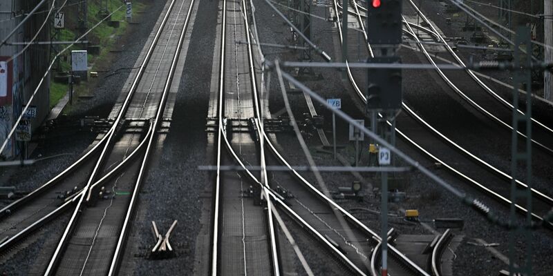 Kabeldiebe haben den Zugverkehr in Teilen des Ruhrgebiets und im Norden Nordrhein-Westfalens über Stunden lahmgelegt. - Foto: Federico Gambarini/dpa