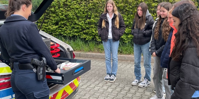 POL-PPTR: Abwechslungsreicher Girls' Day bei der Polizeiinspektion Baumholder - Foto: presseportal.de