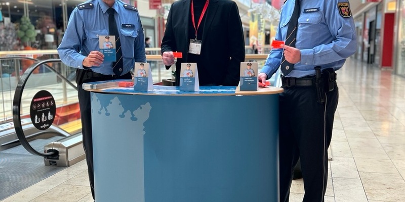 POL-PPTR: Infostand gegen Telefonbetrug in der Trier Galerie - Foto: presseportal.de