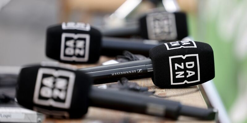 Der Internet-Sportsender DAZN nimmt einen jahrelangen Rechtsstreit mit der DFL in Kauf. - Foto: Rolf Vennenbernd/dpa