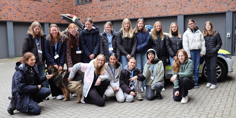 HZA-MS: Ein Tag mit einem Drogenspürhund, gefälschter Markenkleidung und ganz vielen Steuersätzen / Hauptzollamt Münster nimmt am Girls' Day 2024 teil - Foto: presseportal.de