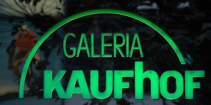 Das Logo der Warenhauskette Galeria Kaufhof ist an einer Filiale zu sehen. - Foto: Marijan Murat/dpa
