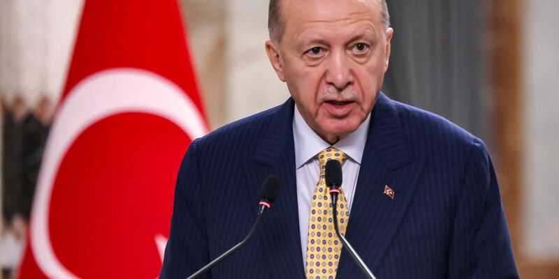 Der türkische Präsident Recep Tayyip Erdogan wirft dem Westen vor, seine eigenen Werte zu missachten, wenn es um den Gaza-Krieg geht. - Foto: AHMAD AL-RUBAYE/AFP Pool via AP/dpa