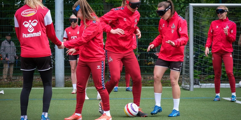 Ein Kick für Inklusion: FC-Frauen trainieren mit Blindenfußballer Hasan Koparan - Foto: presseportal.de