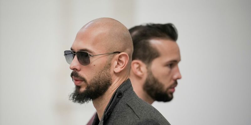 Andrew Tate (l) und sein Bruder Tristan warten im Gebäude des Berufungsgerichts in Bukarest. Den beiden Brüdern wird vorgeworfen, junge Frauen sexuell ausgebeutet zu haben. - Foto: Vadim Ghirda/AP/dpa