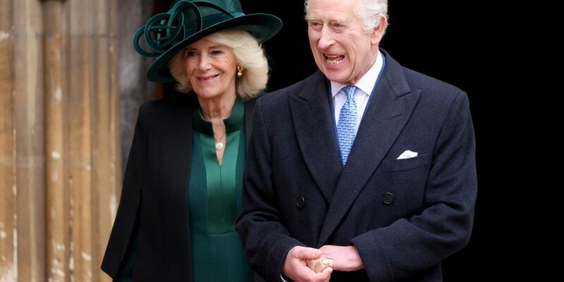 König Charles und Königin Camilla wollen am kommenden Dienstag eine Krebsklinik besuchen und sich dort mit Ärzten und Patienten treffen. - Foto: Hollie Adams/Reuters Pool/AP/dpa