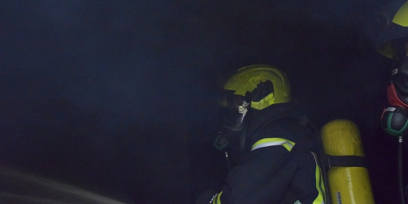 FW-OB: Nächtlicher Zimmerbrand schnell durch Feuerwehr gelöscht - Foto: presseportal.de