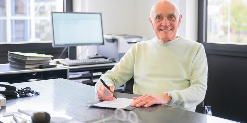 Martin Kind hält trotz unterschiedlicher Auffassungen zum Ukraine-Krieg an der «guten Bekanntschaft» mit Gerhard Schröder fest. - Foto: Julian Stratenschulte/dpa