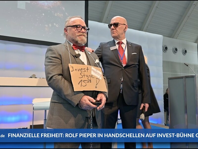 Rolf B. Pieper (TRI Concept): In Handschellen auf der Stuttgarter Invest-Messe - Foto: inside-wirtschaft.de
