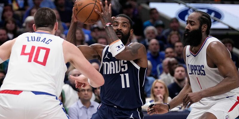 Kyrie Irving (m) und die Dallas Mavericks führen in der Erstrunden-Serie der NBA-Playoffs. - Foto: Tony Gutierrez/AP/dpa