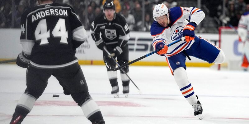 Vincent Desharnais (r) und die Edmonton Oilers führen in der ersten Runde der Playoffs mit 2:1. - Foto: Mark J. Terrill/AP/dpa