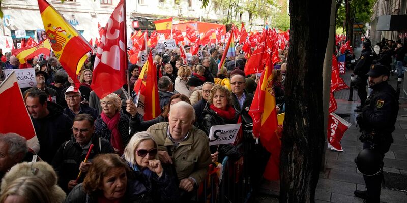 Gegen einen möglichen Rücktritt: Anhänger des spanischen Ministerpräsidenten Pedro Sánchez versammeln sich während einer Demonstration vor der Parteizentrale der PSOE. - Foto: Andrea Comas/AP/dpa