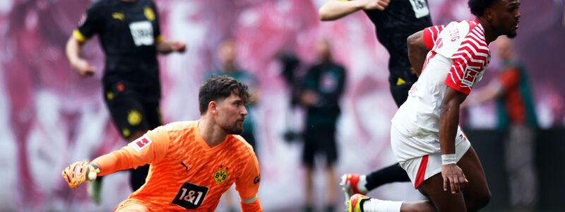 Torhüter Gregor Kobel (l) und der BVB kassierten in Leipzig eine Niederlage. - Foto: Jan Woitas/dpa