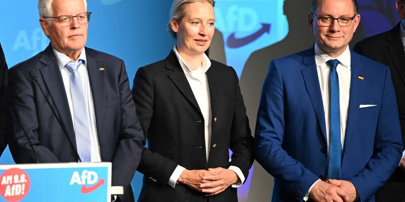 Die AfD-Parteispitze bestehend aus Alice Weidel und Tino Chrupalla beim Wahlkampfauftakt zur Europawahl zusammen mit dem AfD-Landesvorsitzenden Emil Sänze (l) in Donaueschingen. Der eigentliche Spitzenkandidat der Partei war nicht anwesend. - Foto: Bernd Weißbrod/dpa
