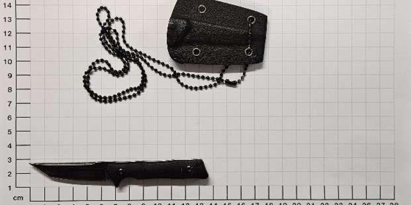 BPOL NRW: Messer um den Hals gebunden - Bundespolizisten stellen Neck Kife sicher - Foto: presseportal.de