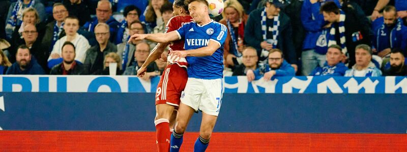 Der Schalker Paul Seguin (r) im Kopfballduell mit Düsseldorfs Emmanuel Iyoha. - Foto: Bernd Thissen/dpa