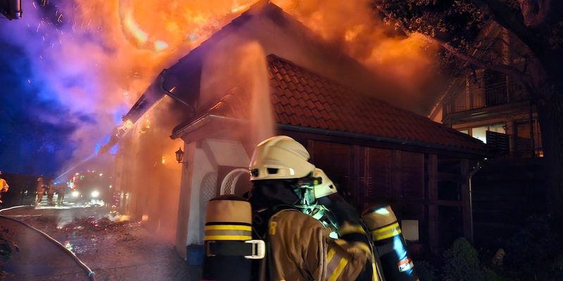 FW Lehrte: Großbrand landwirtschaftlicher Betrieb: Nebengebäude steht im Vollbrand, Feuerwehr verhindert übergreifen auf Seniorenheim und Wohngebäude - Foto: presseportal.de