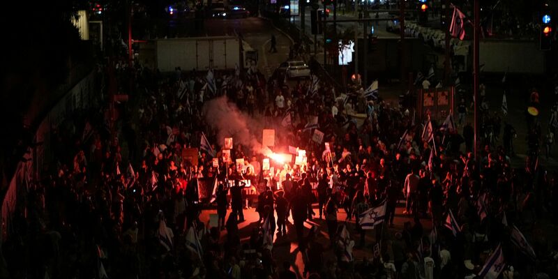 Die Demonstranten werfen Israels Regierung vor, nicht ernsthaft daran interessiert zu sein, die Freilassung der Geiseln zu erreichen. - Foto: Ohad Zwigenberg/AP/dpa