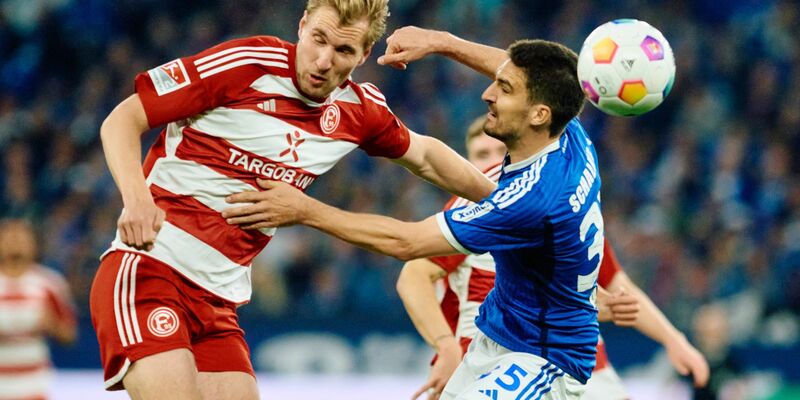 Die Düsseldorfer um Stürmer Vincent Vermeij (l) holten beim FC Schalke nur einen Punkt. - Foto: Bernd Thissen/dpa