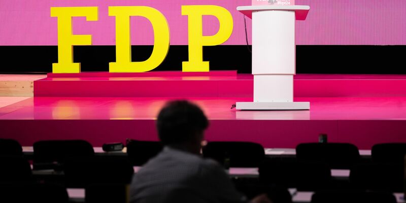 Am zweiten Tag des FDP-Parteitags sollen weitere Anträge zum politischen Kurs der Liberalen in der Ampel-Koalition entschieden werden. - Foto: Hannes P. Albert/dpa