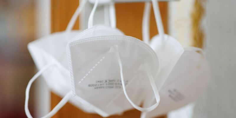 Umstritten ist, ob und wie die Pharmaindustrie verpflichtet werden soll, Patente freizugeben und Know-how zur Herstellung von Impfstoff und Medikamenten mit anderen zu teilen. - Foto: Daniel Karmann/dpa