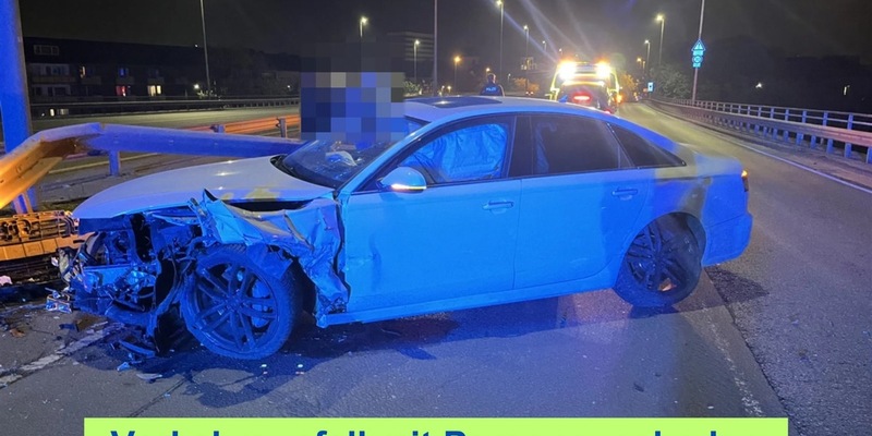 POL-DU: Altstadt: Audi kollidiert beim Überholvorgang mit Leitplanke - zwei Leichtverletzte - Foto: presseportal.de