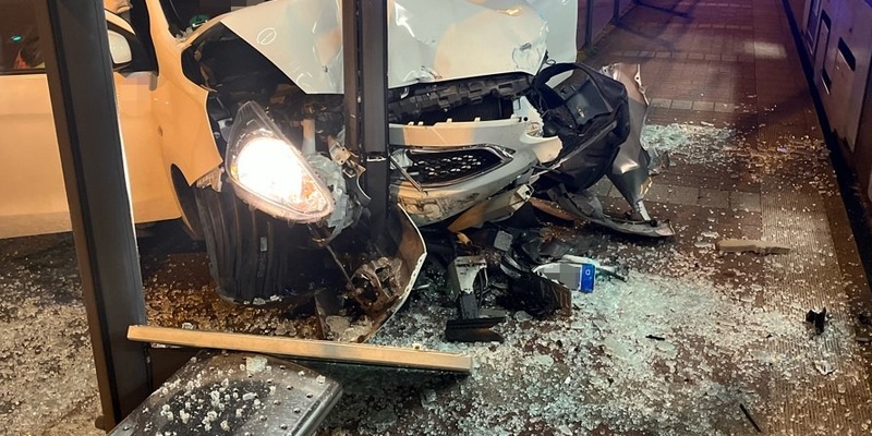 POL-BO: Verkehrsunfall in Innenstadt: Pkw touchiert Streifenwagen und fährt in Haltestellenhäuschen - Foto: presseportal.de