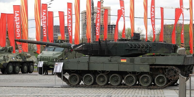 Ein nach russischen Angaben in der Ukraine erbeuteter deutscher Leopard-2-Kampfpanzer wird bei der Kriegstrophäen-Schau in Moskau gezeigt. - Foto: Ulf Mauder/dpa
