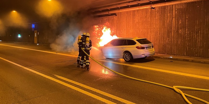 FW-M: BMW brennt im Allacher Tunnel (A99) - Foto: presseportal.de