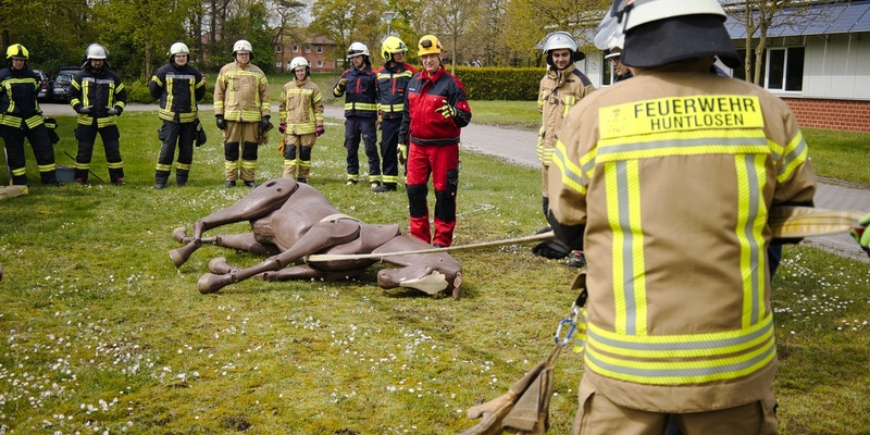 FW-OLL: Feuerwehren im Landkreis Oldenburg trainieren Großtierrettungseinsätze - Foto: presseportal.de