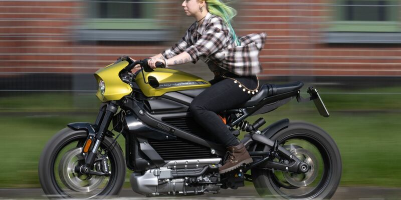 Bei schweren Motorrädern ist die E-Version deutlich weniger beliebt. - Foto: Boris Roessler/dpa