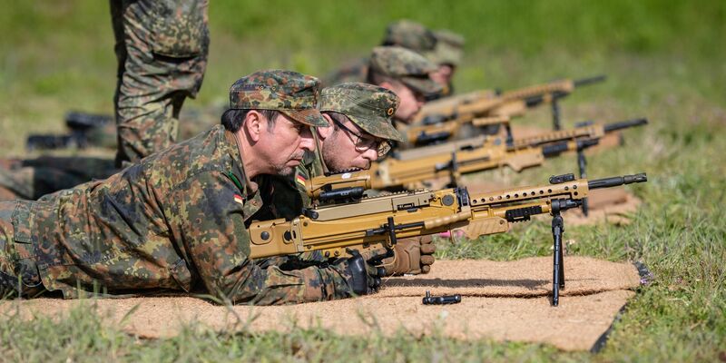 Die Bundeswehr sollte mehr Geld bekommen - einer Umfrage zufolge findet das die Mehrheit der Deutschen. - Foto: Christoph Schmidt/dpa