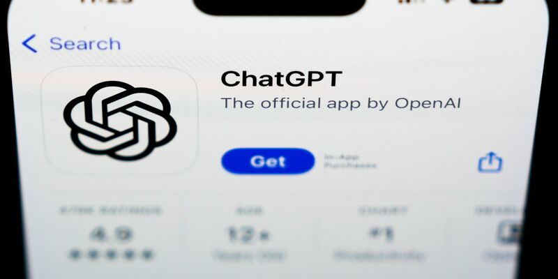 ChatGPT-App auf einem Smartphone. Die Software kann jetzt mit den Benutzern sprachlich interagieren. - Foto: Matt Rourke/AP/dpa